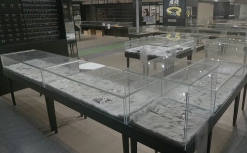 薇婭公司倉庫曝光 零食日用品首飾琳瑯滿目，規(guī)模堪比商場(chǎng)